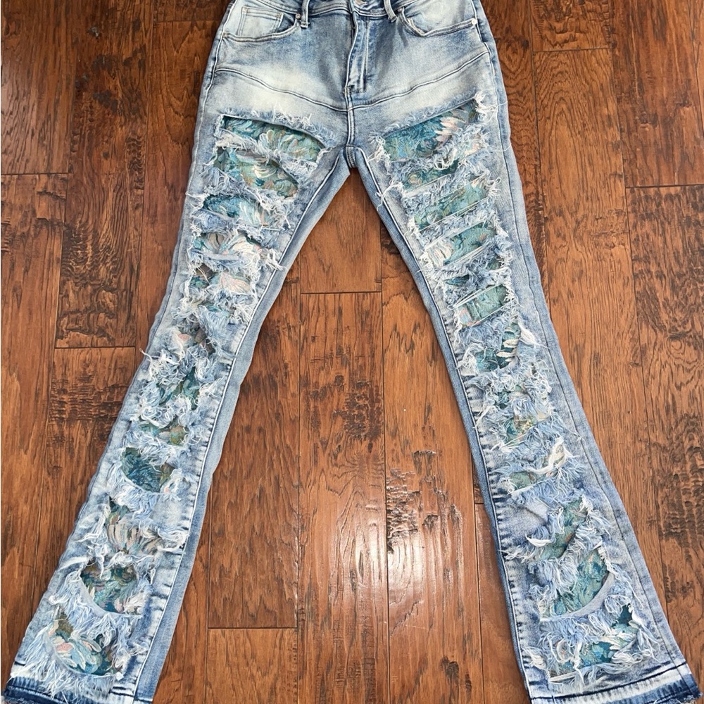 Red Fox Women's High Rise Floral Distressed Stretchy Stacked Jeans Large/29

$